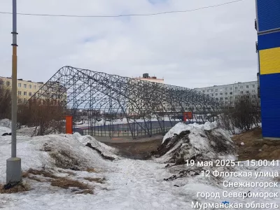 В Снежногорске перенесли сроки ремонта проблемного хоккейного корта до конца лета