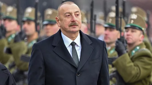 Игнорируют парад Победы, призывают закрыть российские СМИ: Азербайджан продолжает демарш в отношении России — что задумал господин Алиев