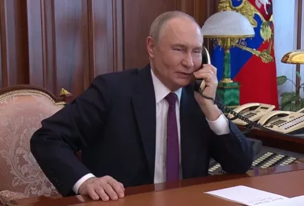 «Обнимаю Вас»: Путин позвонил раненому главе района Курской области после удара дрона и пообещал дать адекватный ответ на атаки ВСУ