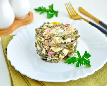 Берем курицу и банку морской капусты — получаем легкий и быстрый салат, и посуда остается чистой