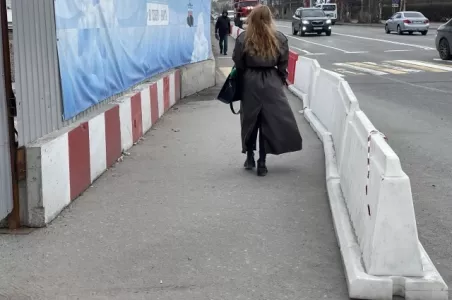 В центре Мурманска часть проезжей части переоборудовали в пешеходную зону на время реконструкции площади