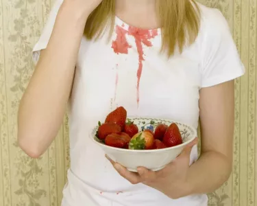 Всего 2 ингредиента — и пятно от клубники больше не проблема: эффект как в рекламе, но доступно каждому