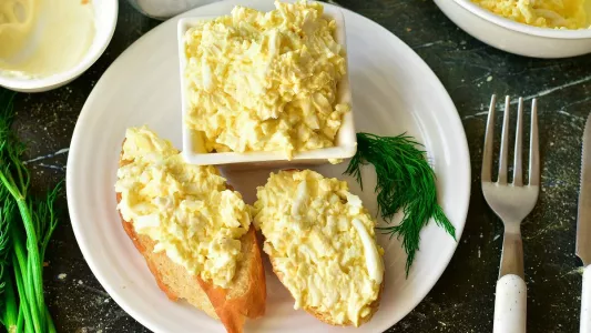 Два продукта сквозь тёрку — на выходе сытная намазка на хлеб: вкуснее всех каш и яичниц на завтрак