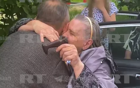Ждала сына 40 лет: вернувшийся из афганского плена советский солдат Красноперов встретился с матерью — видео