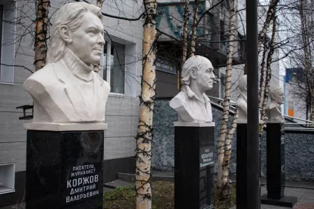 Бюст писателя Дмитрия Коржова установили в Мурманске
