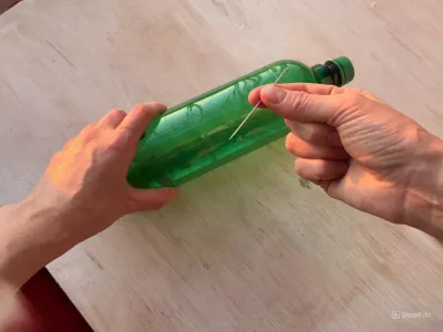 К пластиковой бутылке иду с иголкой: в два счёта делаю полезное приспособление — не обхожусь без него на даче