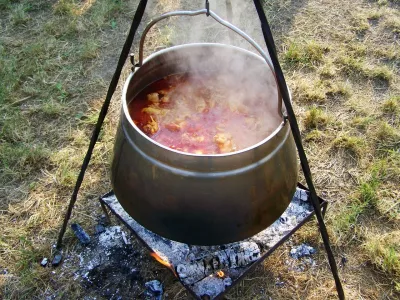 В поход всегда берём простую смесь: с сырыми дровами бед не знаем — горят лучше сухих
