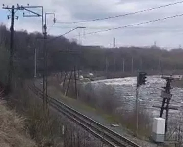 «Поезда не ездят на свой страх и риск»: Минтранс Мурманской области ответил на жалобу северянина о размытии железной дороги в Молочном