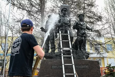 Уборка скверов перед летним сезоном продолжается в Мурманске