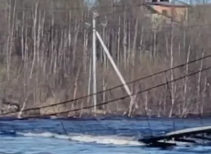 В Лопарской Мурманской области ушёл под воду подвесной мост