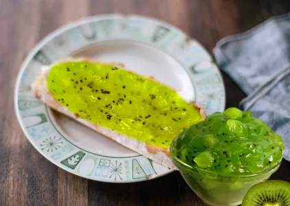 Изумрудное варенье-джем — не из крыжовника, но вкусно: лакомство к чаю за 15 минут — без желатина
