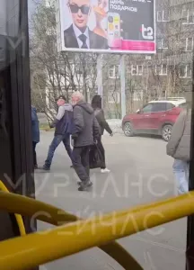 Пьяный дебош в мурманском троллейбусе: пассажирка едва избежала расправы