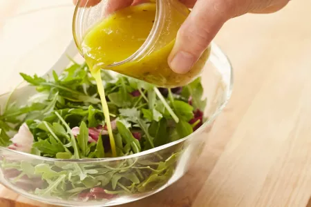 Очень простая и вкусная заправка для салатов за 5 минут: сделает блюдо совершенным — даже шеф со звездой Мишлен будет в восторге