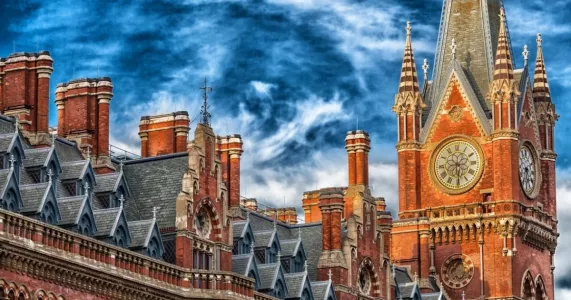 Турист из РФ не смог пройти мимо столовой в Британии: что его поразило — не только дорого
