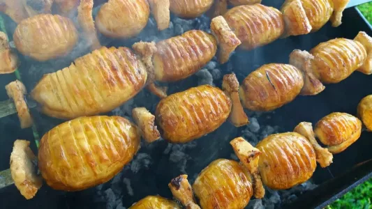 Когда мясной шашлык надоел: как из 2-х ингредиентов сделать идеальный картофель на углях — выручит при большом количестве гостей без удара по кошельку