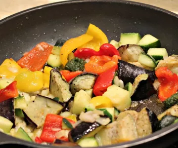 Блюдо из овощей с грядки: рецепт простого и вкусного летнего рагу с грибами — пальчики оближут все