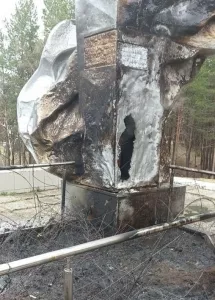 Неизвестные подожгли памятник летчикам в Ревде Мурманской области