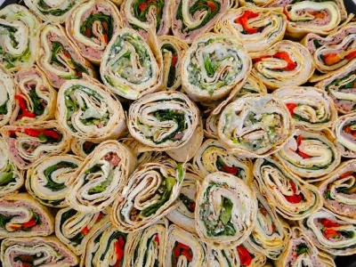 Завернула в лепешки начинку — за 5 минут «сварганила» закуску: на вкус и вид, как из ресторана