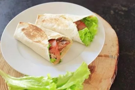 Делаем ролл «Цезарь» в домашних условиях: хрустящая курочка и нежный соус — такого нигде не купите