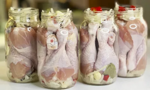 Взяла банку, специи и ароматный маринад — курица стала нежной и сочной