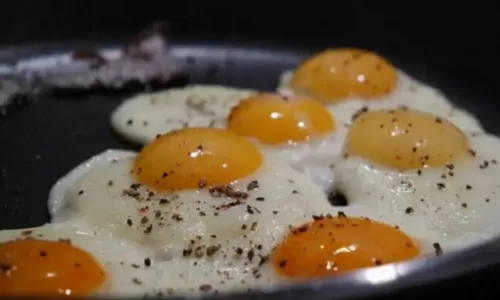 Вместо масла наливаю на сковороду минеральную воду, и получается яичница как с картинки