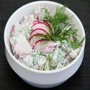 Взяла из холодильника редьку и сметану, потом всё как в «тумане»: самый вкусный салат из детства