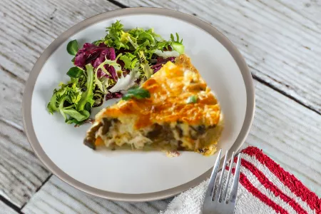 Вкусно до мурашек: Пирог «Жульен» за 30 минут — на одном кусочке не остановитесь