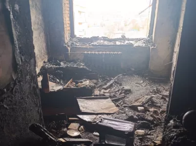 Пожилой житель Колы в Мурманской области живёт в сгоревшей квартире без света