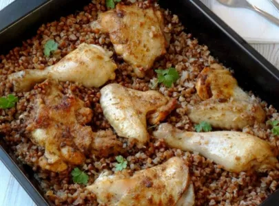 Сыплю гречку на противень и туда же бросаю курицу — получаю сытный ужин на всю семью: так быстро вы еще не готовили