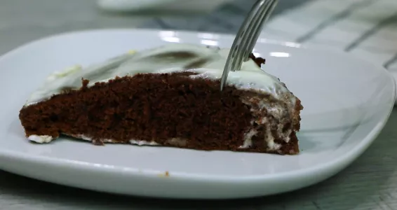 К чаю подаю шоколадный пирог на кефире: вкусный и простой — готовится без яиц и масла