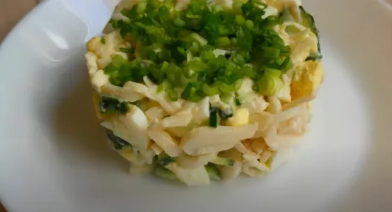 Скребем ложками, пока не закончится — сытный и вкусный салат «Кальмаровый дар» — оторваться невозможно