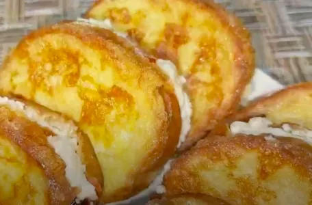 Если дома есть творог и батон — готовлю эту вкуснятину к завтраку вместо ватрушек — дети просят каждый день