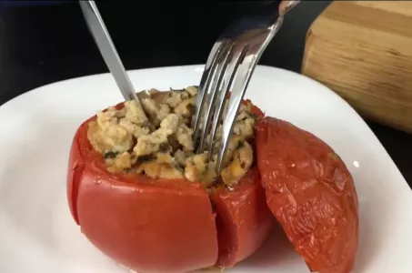 Печеные помидоры с курицей: нежнейшая закуска разлетается за 5 минут — лучше готовить с запасом