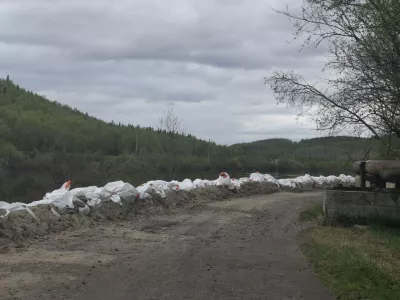 Уровень воды в Коле Мурманской области пришёл в норму, но пешеходный мост ещё закрыт