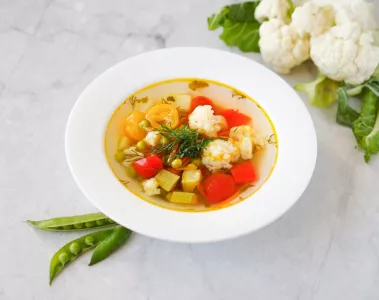 Быстро и питательно: легкий овощной суп — и никакого мяса не надо: спасает летом даже во время жары