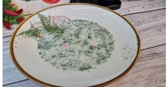 Не кефир и не айран: заменила квас в окрошке другим продуктом — теперь даже фанаты диет в восторге