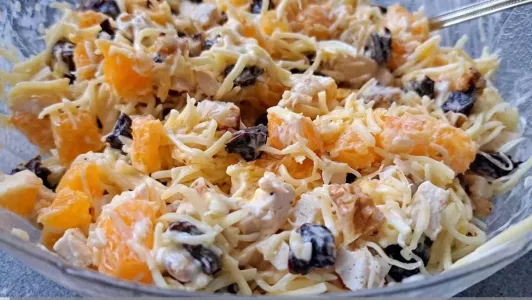Бомбический вкус поразит гостей: готовим нежный салат «Феерия» — пока не раздадите рецепт, друзья не разойдутся