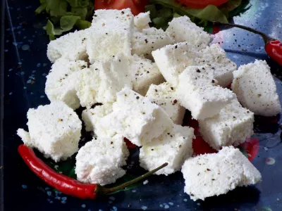 Кефир и соль творят чудеса: утром на столе нежный сыр — вкуснее магазинной «Феты»
