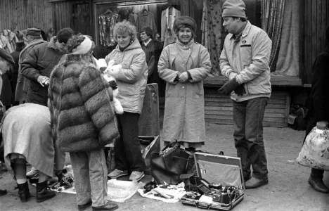 «Челночный» бизнес: когда появились челноки в России и как они стали самой «оборотистой» кастой