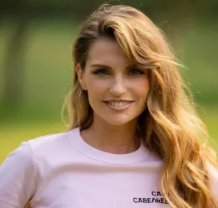 Почему Савельева фотографирует шестилетнего сына от Сафонова только со спины