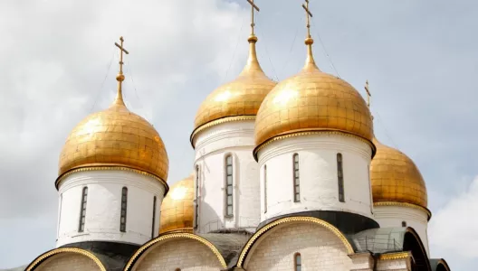 Народные приметы на Троицу-2025: что нужно сделать, если грезишь о любви — в старину знали ответ