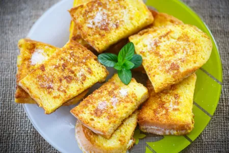 Рецепт, любимый с детства: 5 минут и вкусный завтрак на столе — всего-то надо — батон и яйцо