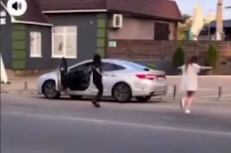 Настоящая «занозонька»: под Киевом задержали двух украинок, отжигающих под русскую песню «Матушка-земля»