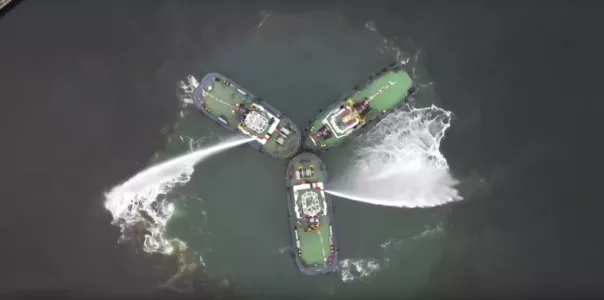 Буксиры «станцевали вальс» на морском вокзале Мурманска