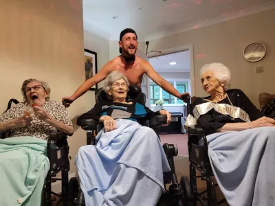 С огоньком: 103-летняя британка отметила день рождения в компании горячего стриптизера