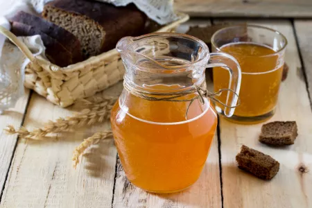 Рецепт лимонного кваса: напиток станет спасением в жару — вкуснее, чем из бочки