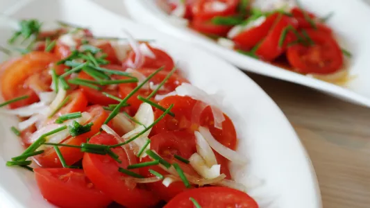 Маринованные помидоры за 30 минут: Итальянская закуска к мясу — даже заливка съедается «на ура»