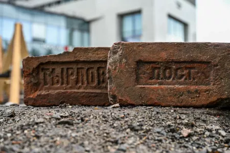 Дореволюционные кирпичи обнаружили при демонтажных работах в Мурманске