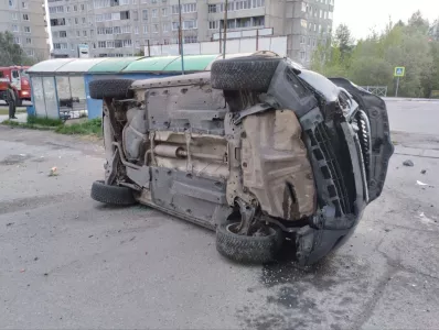 В Мурманской области иномарка протаранила цветочный магазин и перевернулась на бок