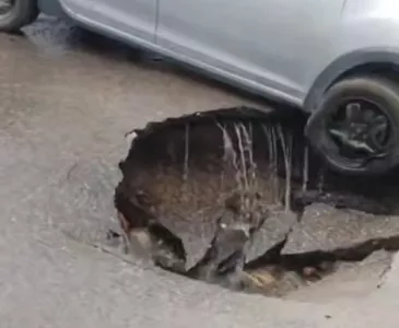 Автомобиль провалился в яму из-за обрушения асфальта в Мурманске